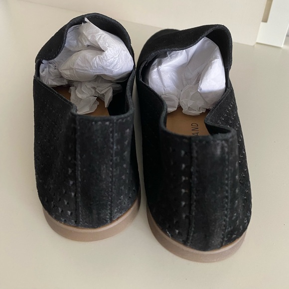 NIB Lucky Brand Carthy perforated Suede Slip On - 9M - Picture 6 of 10